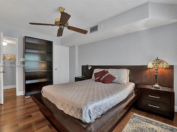 2nd image of 3970 Oaks Clubhouse Dr APT 302