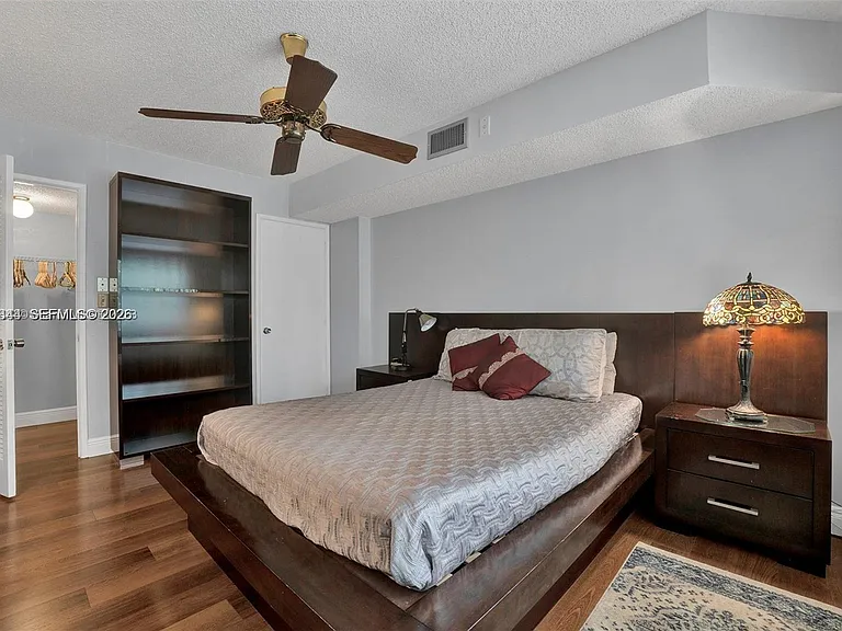 3970 Oaks Clubhouse Dr #302 — Photo 2