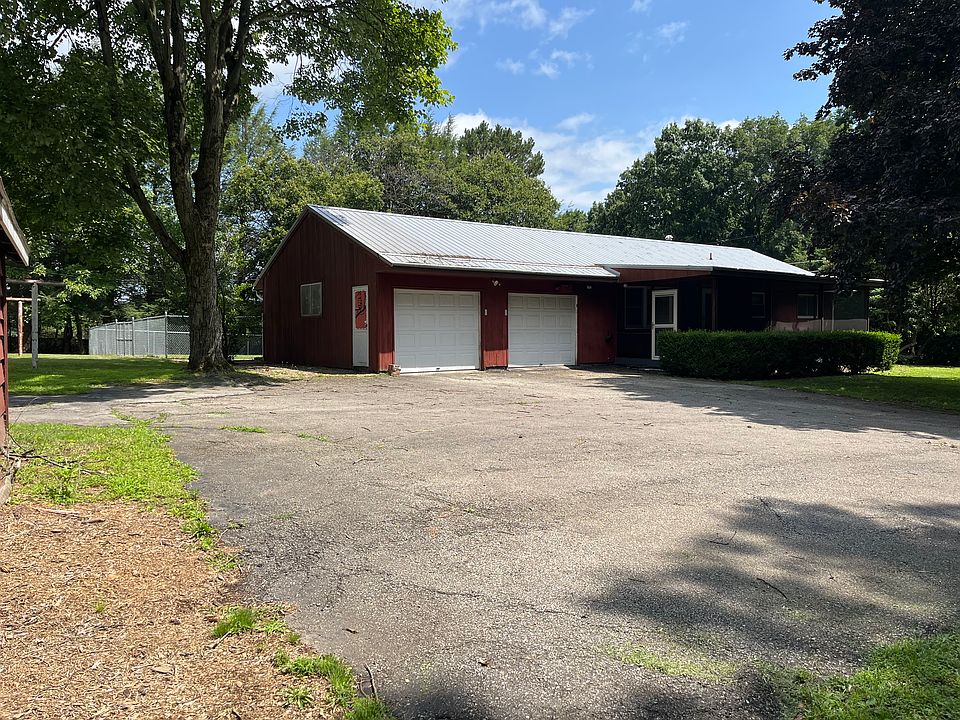 Attached garage and screened in porch