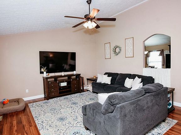 3rd image of 415 Lansing Ln