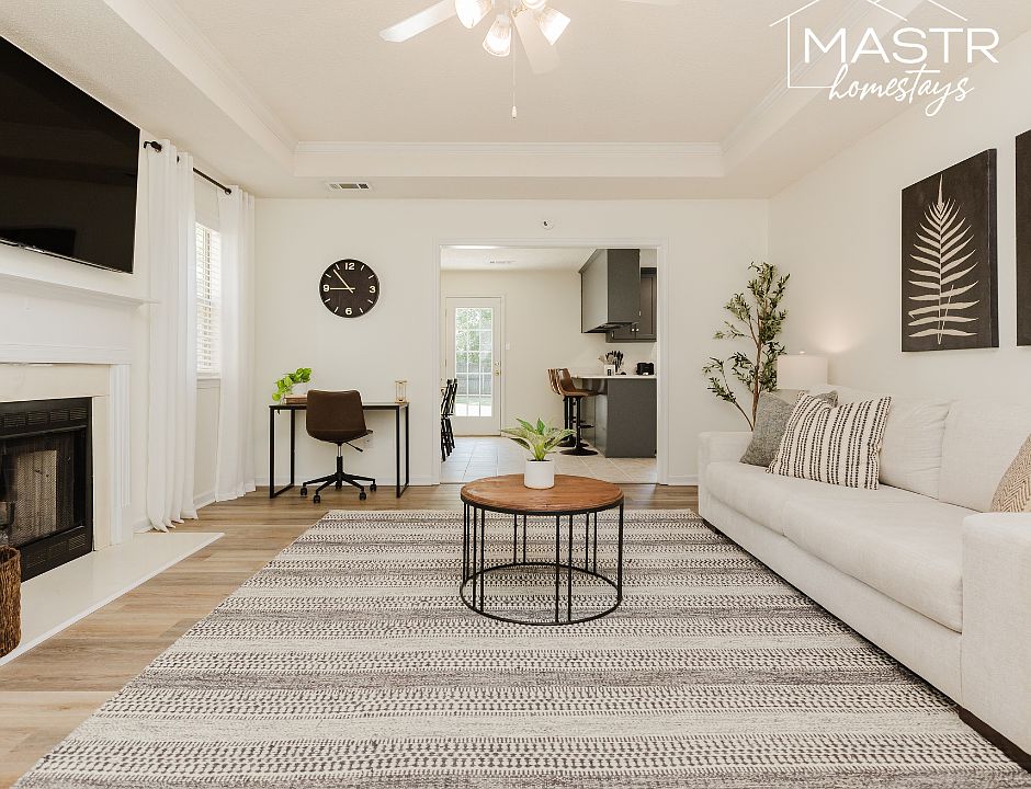 Living room w/ smart TV