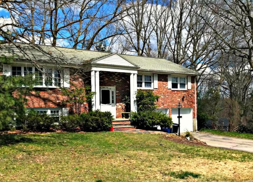 2nd image of 60 Lantern Ln