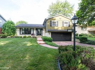 1716 N Mura Ln, Mount Prospect, IL 60056