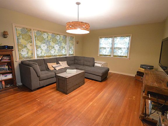 3rd image of 1403 W Circle Dr