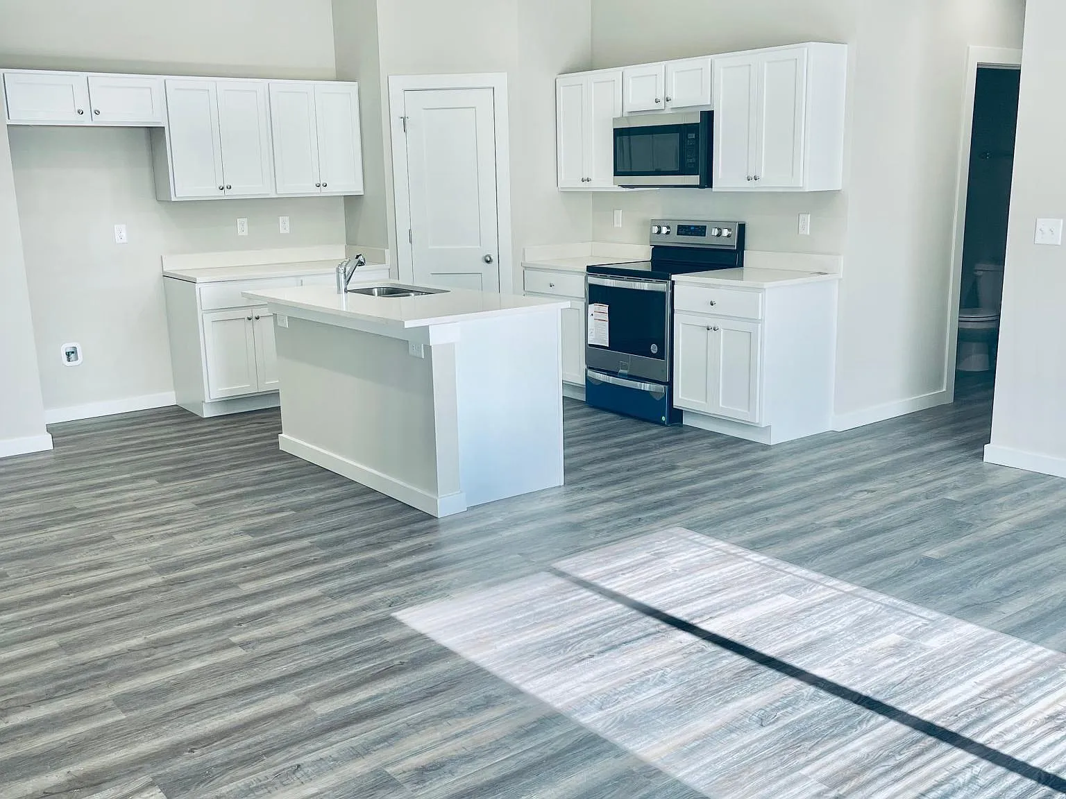 1613 E Redstem Ct — Photo 2