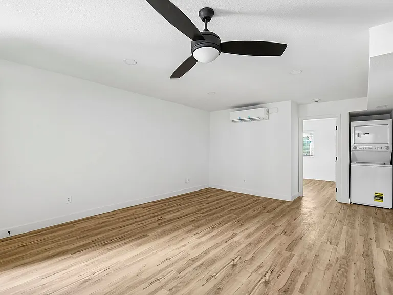 The Crest |NEWLY Renovated Studios, Lofts, 1, 2 & 3 Bedroom Homes Near the Beach — Photo 9