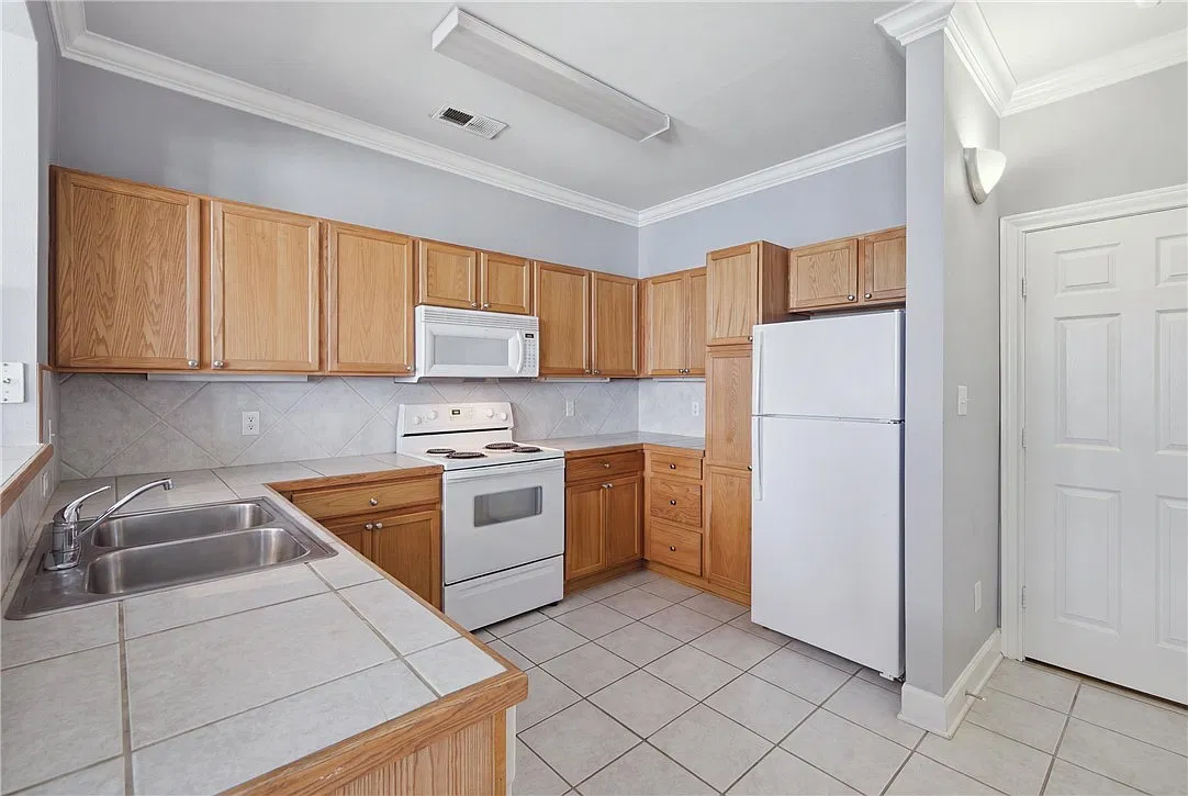 801 Luther St W — Photo 4