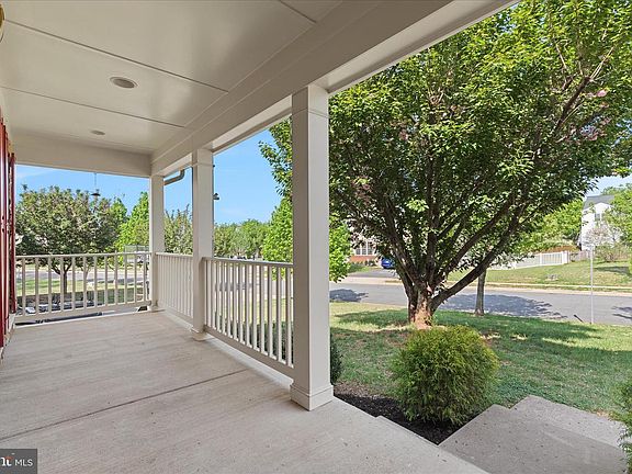 3rd image of 813 Kingsbrook Rd