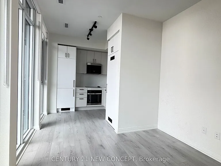 280 Dundas St W #915 — Photo 4