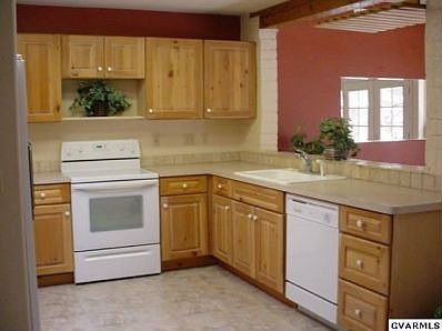 3rd image of 216 E Los Jardines