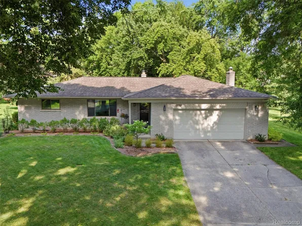 6229 Sandshores Dr, Troy, MI 48085
