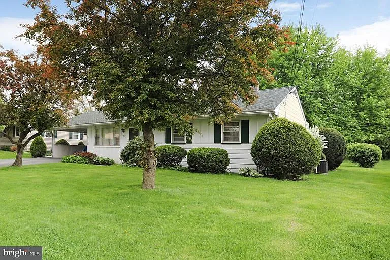 34 Reynolds Ave photo 1