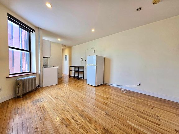 4th image of 111 E 7th St #88