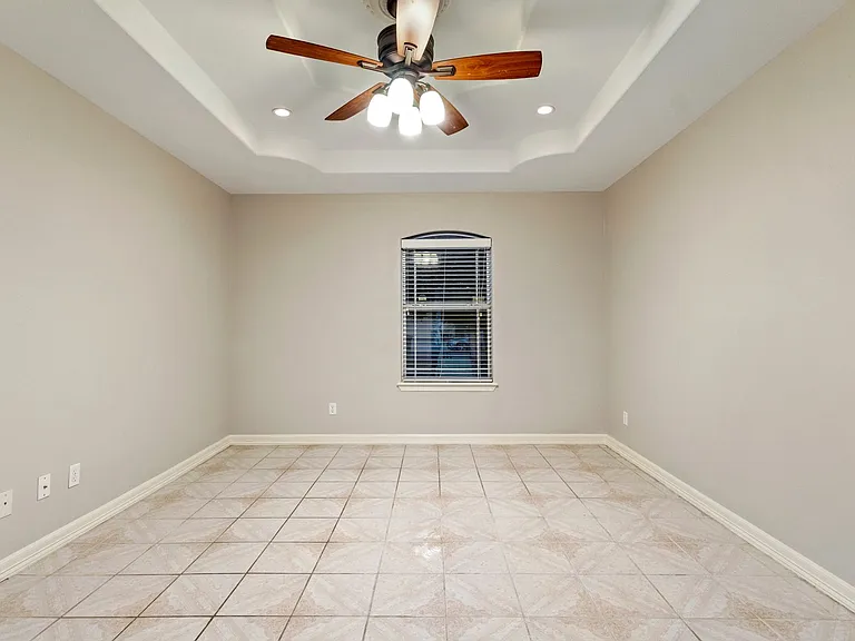 610 Violet Ln — Photo 10