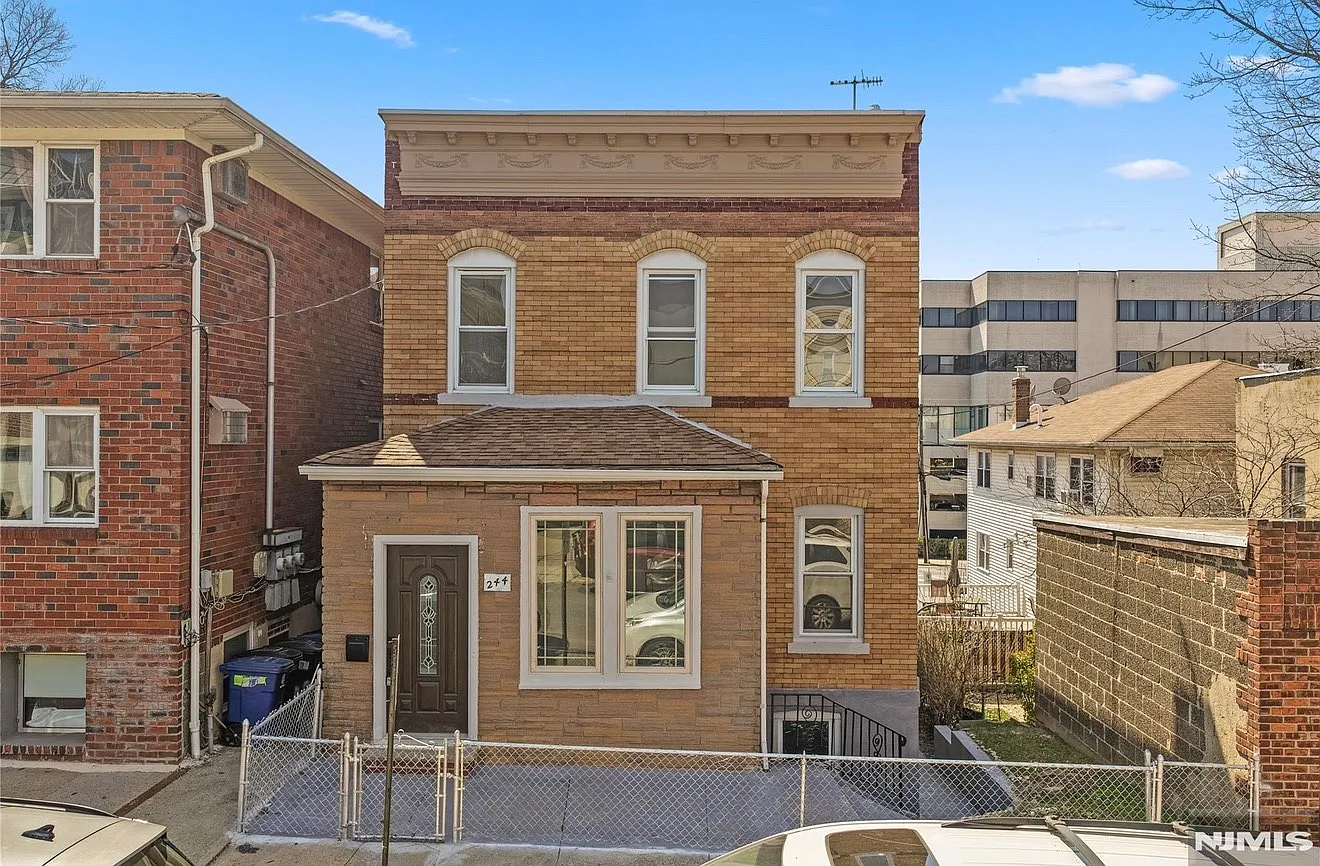 3 bed, $2,975 — Photo 2