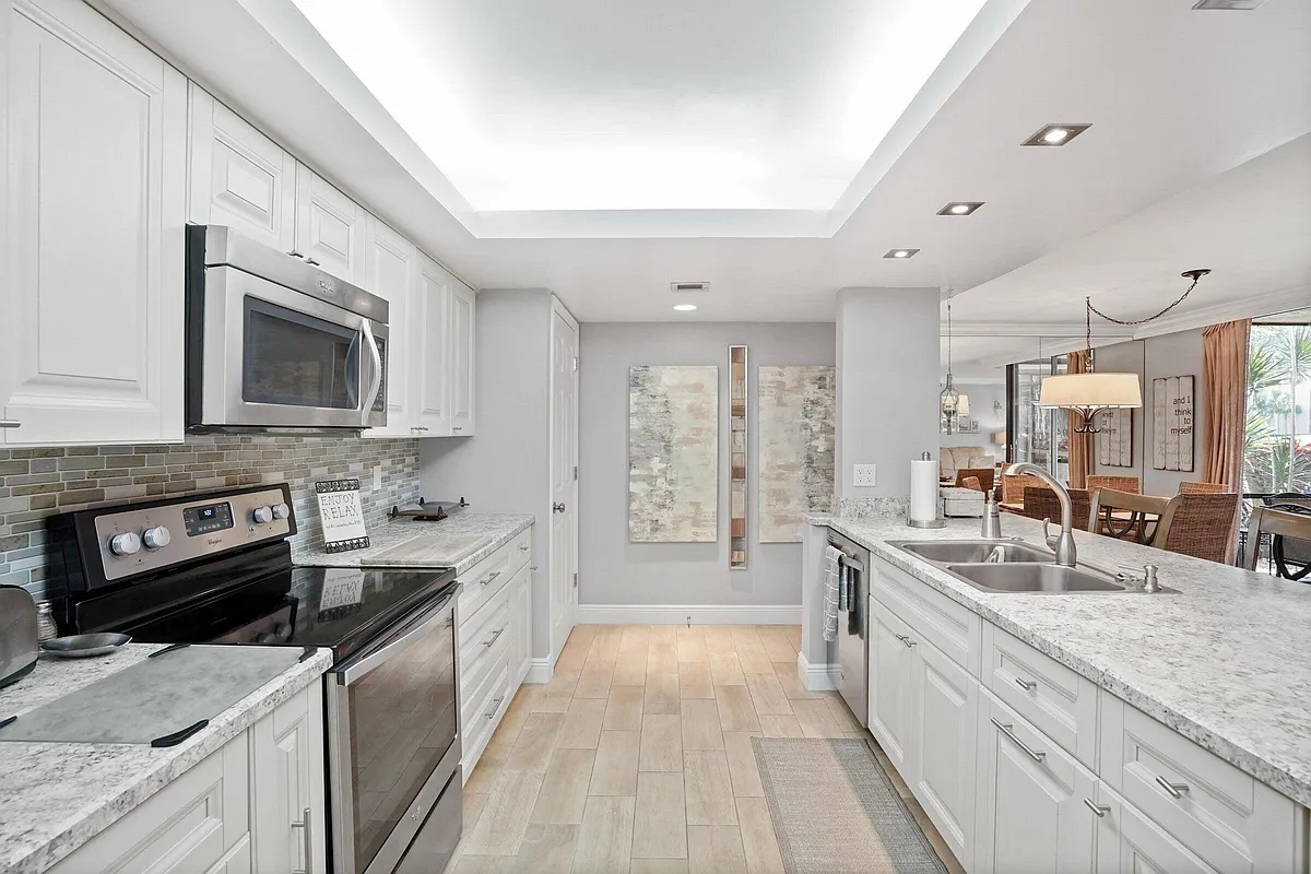 Building Photo - 2255 Lindell Blvd #4105