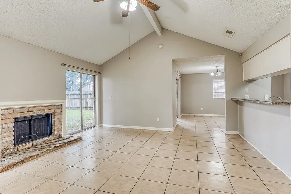 3 bed, 2.0 bath, 1350 sqft, $1,660 — Photo 4