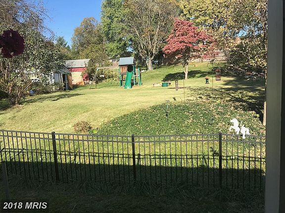 Partial fence, spacious yard