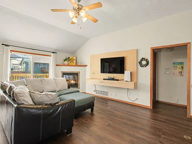 4615 Springview Dr — Photo 3