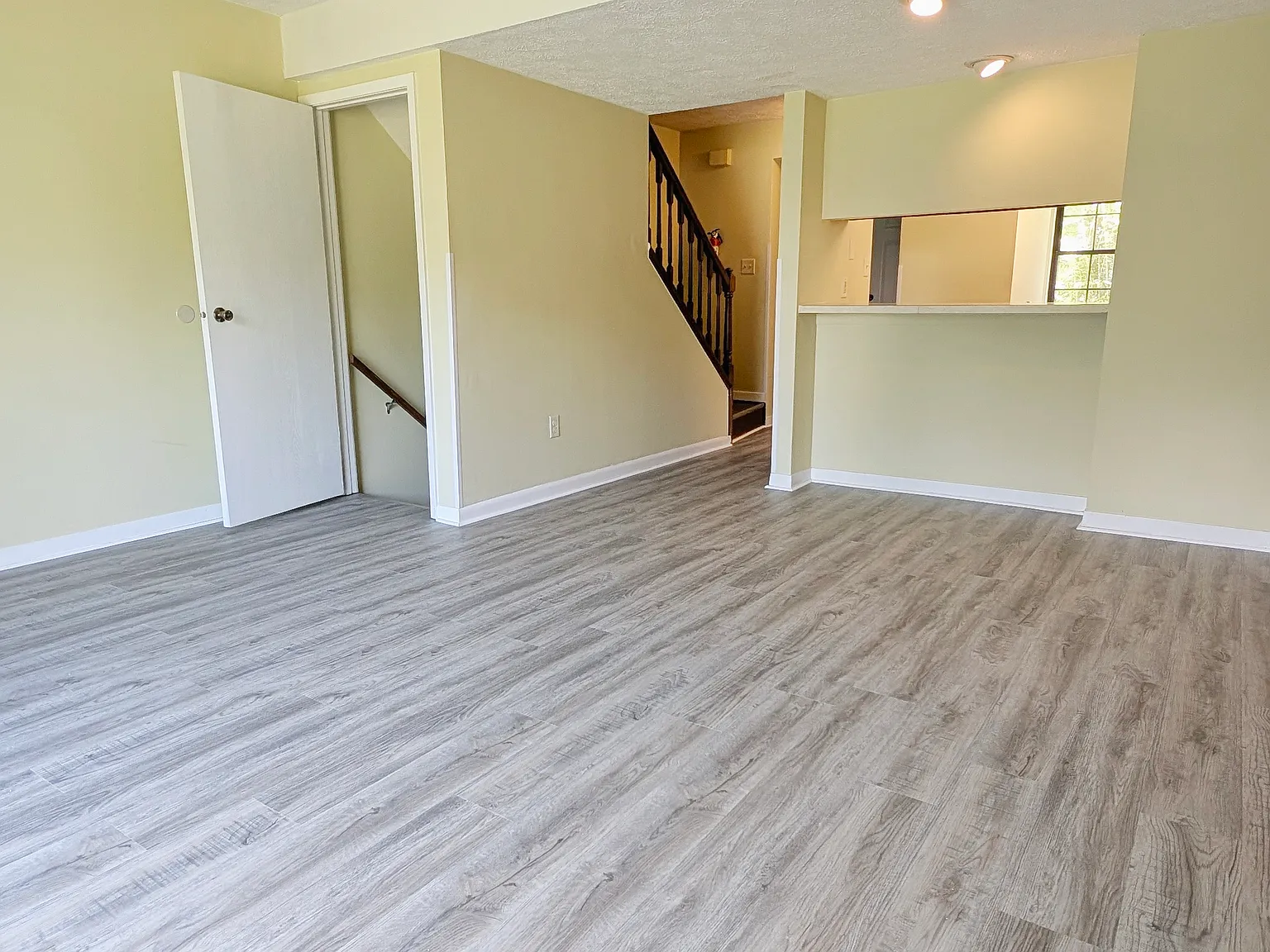 534 E Graham Pl — Photo 3