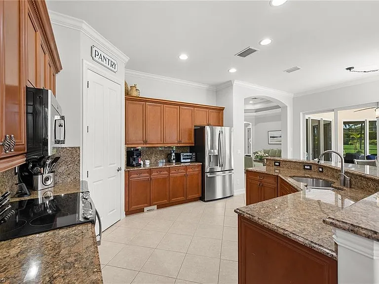 7692 Cottesmore Dr — Photo 10