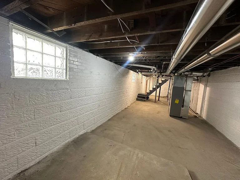 184 E Tompkins St — Photo 17