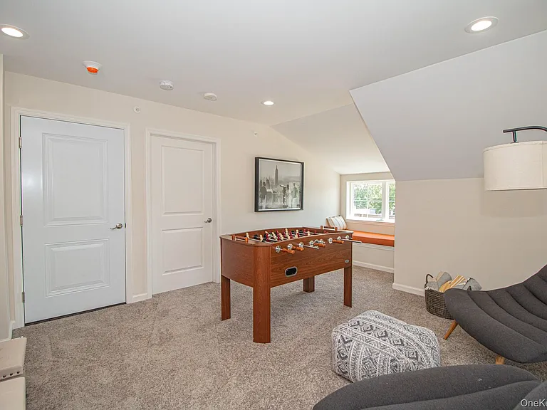 208 Ashley Ct — Photo 22