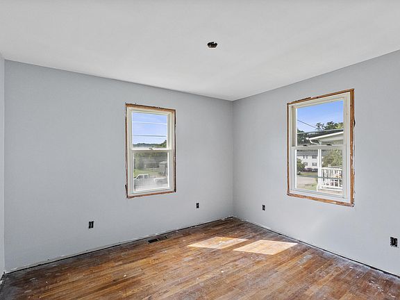 5th image of 307 Clinch St