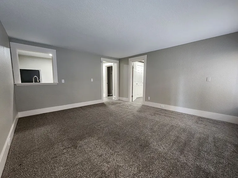 Florence Apartments — Photo 29