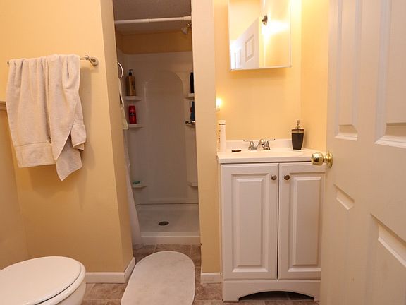 5th image of 61 Winifred St W APT 1