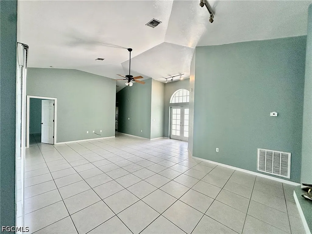 3 bed, 2.0 bath, 1637 sqft, $2,550 — Photo 4