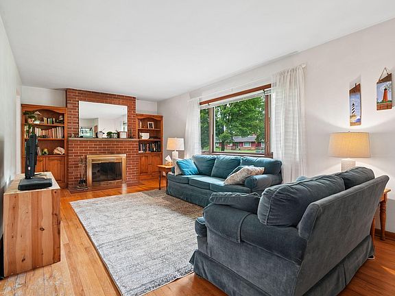 5th image of 2106 Springhill Dr