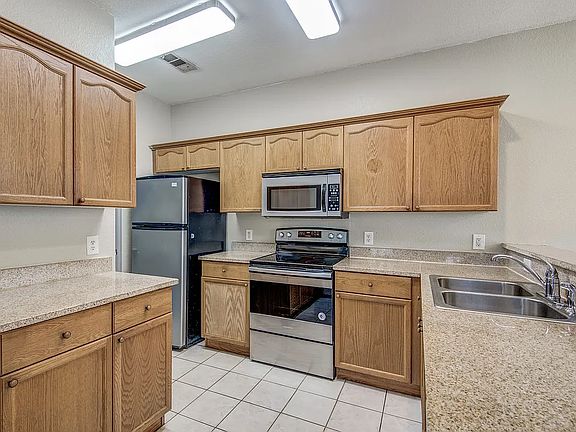 3rd image of 1502 Park Lane Dr