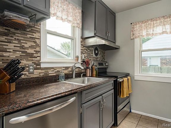 3rd image of 2376 Cummings Ave