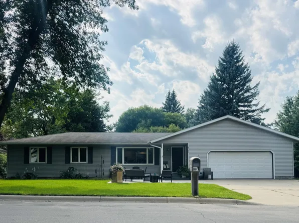2750 Fairway Dr NE, Willmar, MN 56201