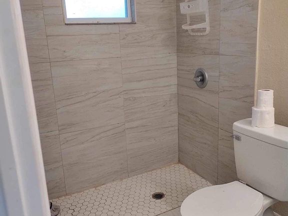 4th image of 1409 W Burger St