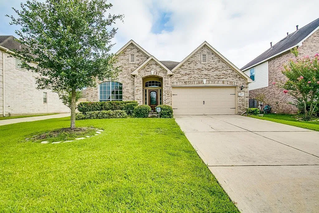 3 bed, 2.0 bath, 2011 sqft, $2,200 — Photo 1