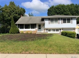 3 Nowick Ln, Smithtown, NY 11787