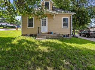 712 Hiawatha St, Minot, ND 58701