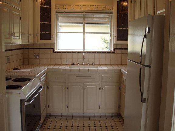 3rd image of 889 Blair Ave