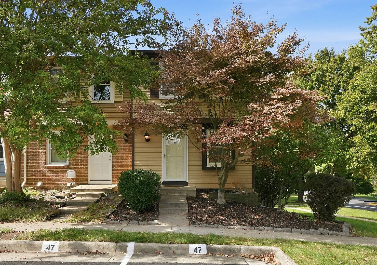 Welcome home to 12147 Purple Sage Court, a charming end-unit townhome tucked away on a quiet cul-... — Photo 1