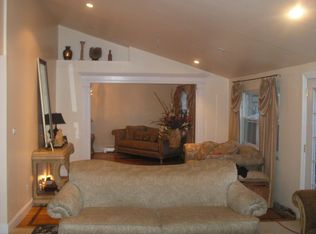 10 Black Pine Ct, Dix Hills, NY 11746