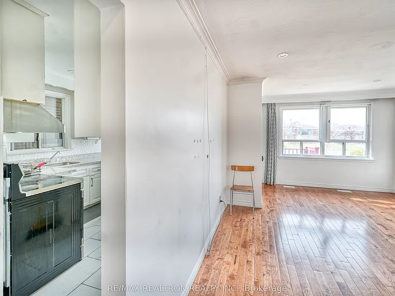 93 Mountland Dr #MAIN FLOOR — Photo 6