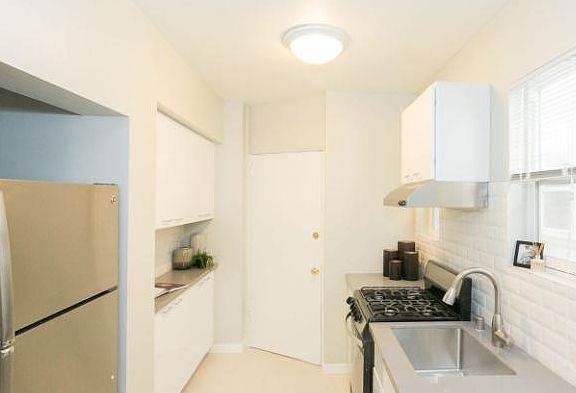 5th image of 1060 Pine St