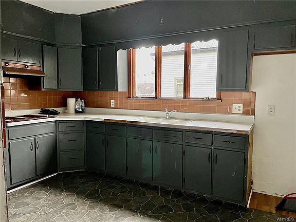 5th image of 295 Wagner Ave #1