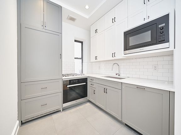 3rd image of 325 W 93rd St APT 1A
