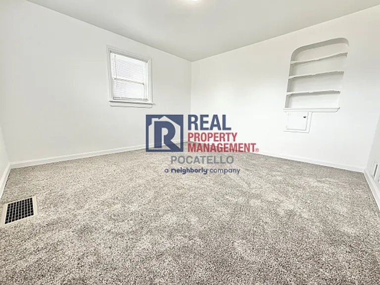 410 W Maple St — Photo 6