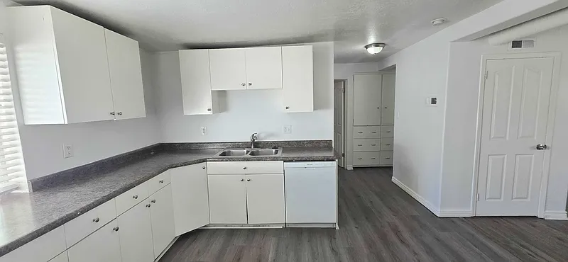 3 bed, 1.0 bath, 1100 sqft, $1,999 — Photo 2