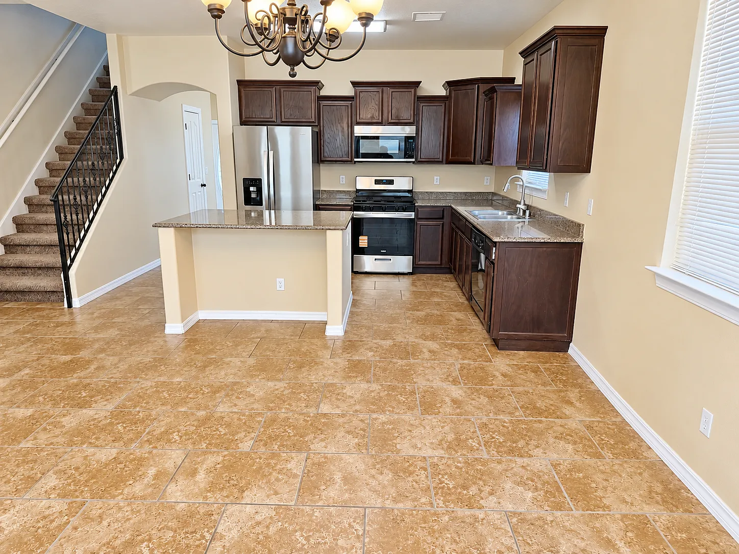 4 bed, 2374 sqft, $2,095 — Photo 2