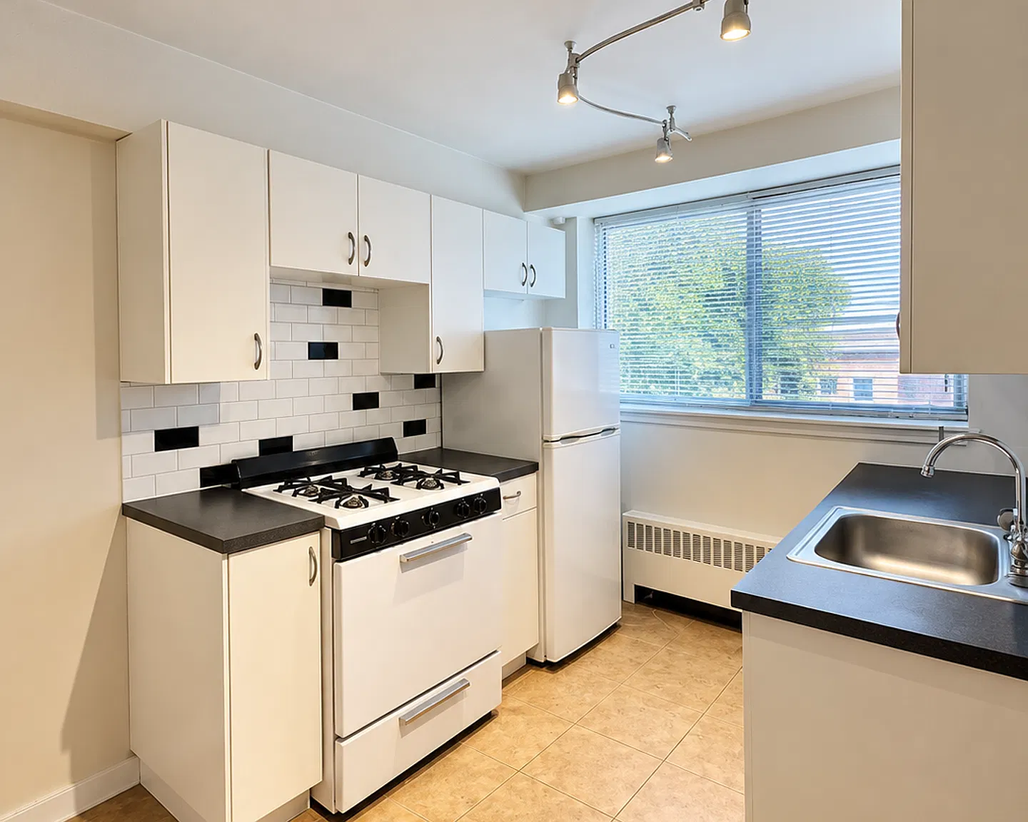 Immediate Move In Garden Level Studio- Only $875 — Photo 3